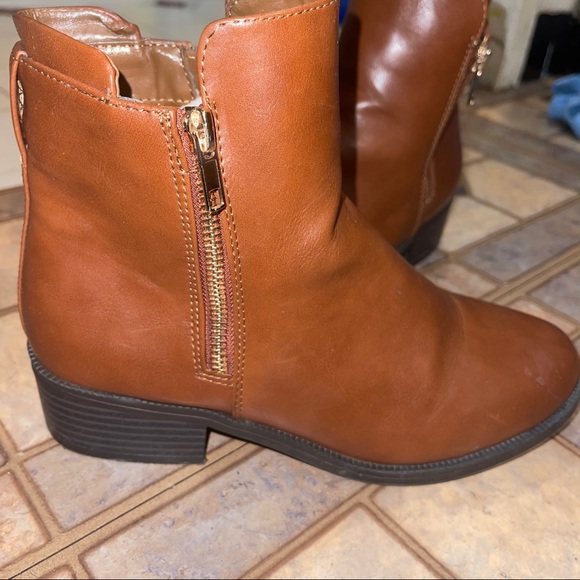 Chelsea boots with side zipper - Picture 2 of 16